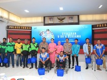 HUT Lalu Lintas ke-70, Satlantas Tuban Beri Bingkisan ke Ojol-Disabilitas