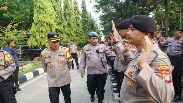 Personel gabungan mengawal demo buruh di Pemkab Bekasi, Kamis (25/9/2025) siang ini.