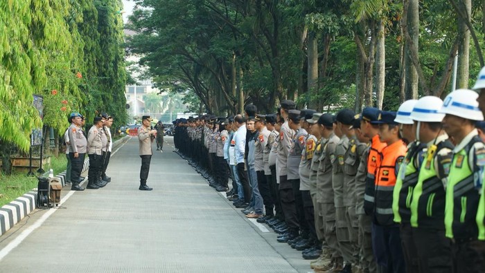 Personel gabungan mengawal demo buruh di Pemkab Bekasi, Kamis (25/9/2025) siang ini.