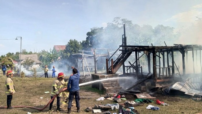 Petugas Dinas Damkarmat sedang memadamkan api yang membakar asrama santri Ponpes Cahaya Bangsa di Desa Lenek Daya, Kecamatan Lenek, Lombok Timur, NTB, Kamis (25/9/2025). (Dok. Damkarmat Lombok Timur)