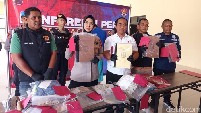 Petugas memperlihatkan barang bukti dugaan korupsi dengan tersangka Kepala Desa Salamkanci DJS (48) oleh penyidik Polres Magelang Kota, Kamis (25/9/2025).