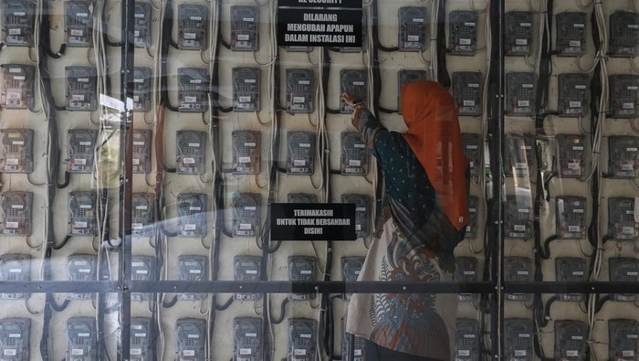 Warga mengisi token listrik di Rusunawa Kaujon, Kota Serang, Banten, Kamis (25/9/2025). Kementerian Energi dan Sumber Daya Mineral (ESDM) menetapkan bahwa tarif tenaga listrik untuk pelanggan PT PLN (Persero) pada triwulan IV atau periode Oktober-Desember 2025 tidak naik guna menjaga daya beli masyarakat. ANTARA FOTO/Angga Budhiyanto