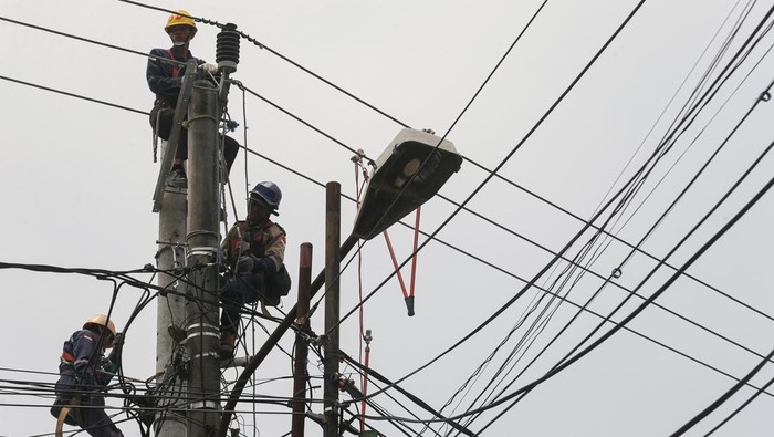 Warga mengisi token listrik di Rusunawa Kaujon, Kota Serang, Banten, Kamis (25/9/2025). Kementerian Energi dan Sumber Daya Mineral (ESDM) menetapkan bahwa tarif tenaga listrik untuk pelanggan PT PLN (Persero) pada triwulan IV atau periode Oktober-Desember 2025 tidak naik guna menjaga daya beli masyarakat. ANTARA FOTO/Angga Budhiyanto