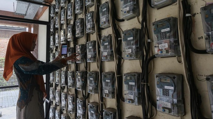 PLN Pastikan Tarif Listrik Oktober–Desember 2025 Tidak Naik Warga mengisi token listrik di Rusunawa Kaujon, Kota Serang, Banten, Kamis (25/9/2025). Kementerian Energi dan Sumber Daya Mineral (ESDM) menetapkan bahwa tarif tenaga listrik untuk pelanggan PT PLN (Persero) pada triwulan IV atau periode Oktober-Desember 2025 tidak naik guna menjaga daya beli masyarakat. ANTARA FOTO/Angga Budhiyanto