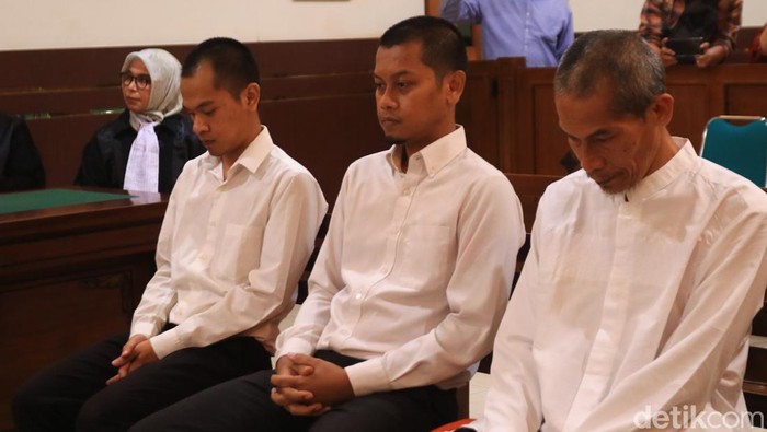 Birdha Mas-mas Pelayaran (duduk paling kiri) dan dua terdakwa lainnya jalani sidang perdana di PN Sleman, Kamis (25/9/2025).