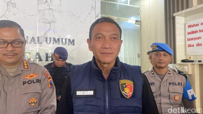 Dirreskrimum Polda Jateng, Kombes Pol Dwi Subagio (kanan) dan Kabid Humas Polda Jateng, Kombes Artanto (kiri) di lobi Ditreskrimum Polda Jawa Tengah, Kamis (25/9/2025).
