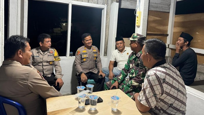 Polisi dan warga di Kuansing bersinergi menjaga keamanan dan merawat lingkungan.