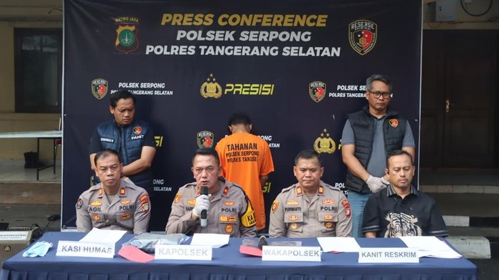 Polisi menangkap pelaku penusukan pedagang kerupuk di Tangsel, Kamis (24/9/2025).
