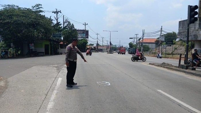 Polisi menunjukkan lokasi kecelakaan di Gringsing, Batang, Kamis (25/9/2025).