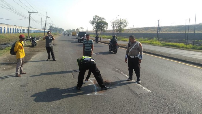 Polisi olah TKP kecelakaan maut di Sidoarjo.