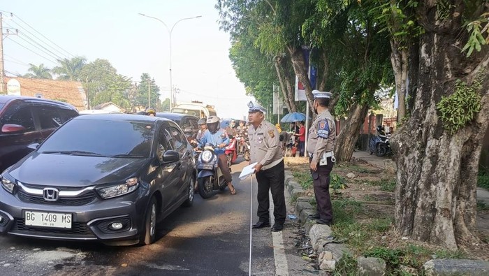 Polisi saat melakukan olah TKP.