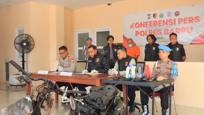 Polres Barru saat konferensi pers soal kasus pembakaran rumah.