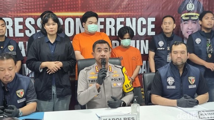 Polres Metro Jakarta Barat menangkap dua orang pemilik dan pengoperasi situs judi online (judol) inisial R dan N. (Taufiq S/detikcom)