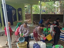 Polisi-BPBD Dropping Air Bersih ke Desa Terdampak Kekeringan di Pasuruan
