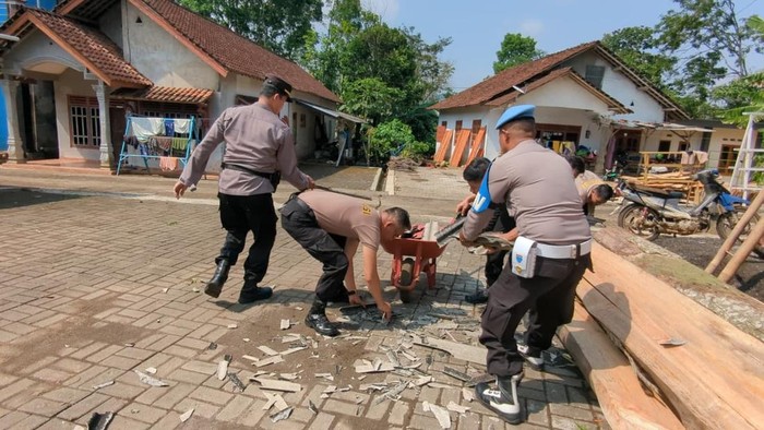Personel Polres Temanggung saat bekerja bakti bersama warga untuk mengatasi dampak angin kencang di Gemawang, Rabu (24/9/2025).