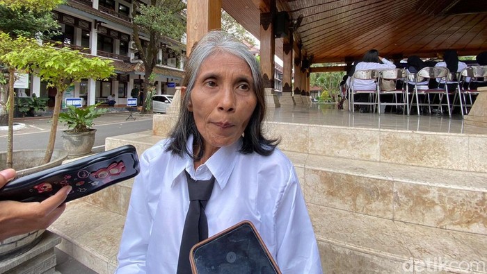 Guru pendidikan agama Kristen yang menjadi PPPK setelah 30 tahun menjadi guru honorer, Poniyati saat memberikan keterangan di Bantul, Kamis (25/9/2025).