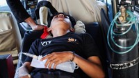 Nandar Maulana (17) berbaring di dalam ambulans saat dirujuk ke rumah sakit regional Bandung, Jawa Barat, Kamis (25/9/2025). Pemerintah daerah menetapkan status darurat kesehatan untuk wilayah tersebut agar penanganan bisa dipercepat. REUTERS/Willy Kurniawan  