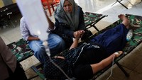Naya Raisa Nuraini (14) terbaring di velbed saat dirawat akibat keracunan makanan di Bandung, Jawa Barat, Kamis (25/9/2025). Sejumlah dapur penyedia makanan pun ditangguhkan operasinya sementara waktu untuk investigasi lebih lanjut. REUTERS/Willy Kurniawan  
