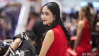 Usher hadir di beberapa booth sepeda motor seperti Honda, Yamaha, dan ALVA.   
