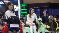 Usher berpose bersama sepeda motor yang dipamerkan dalam IMOS 2025 di BSD City, Tangerang, Kamis (25/9/2025). Di ajang IMOS 2025 di ICE BSD City, usher hadir sebagai garda depan yang menyambut pengunjung.   