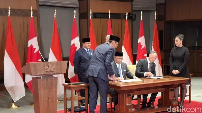 Presiden Prabowo dan PM Kanada Mark Carney menyaksikan penandatanganan MoU RI dengan Kanada di bidang pertahanan dan kamar dagang. (Rolando/detikcom)