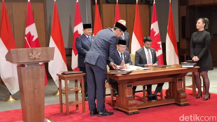 Presiden Prabowo dan PM Kanada Mark Carney menyaksikan penandatanganan kerja sama ICA-CEPA di Ottawa, Kanada. (Rolando/detikcom)