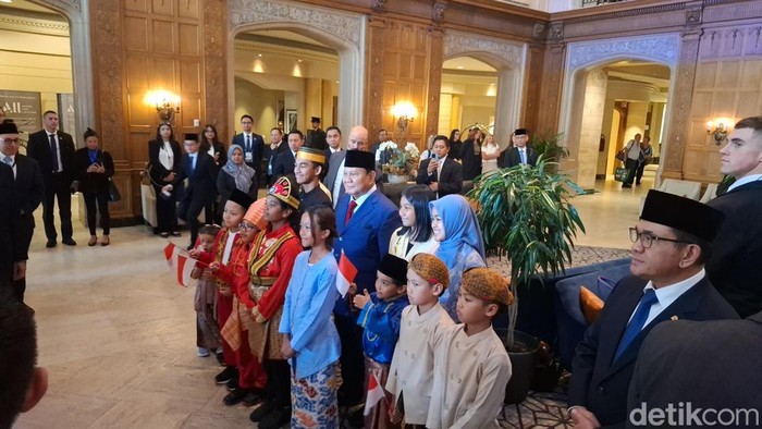 Presiden Prabowo Subianto disambut anak-anak dan diaspora saat tiba di Ottawa, Kanada. (Rolando/detikcom)