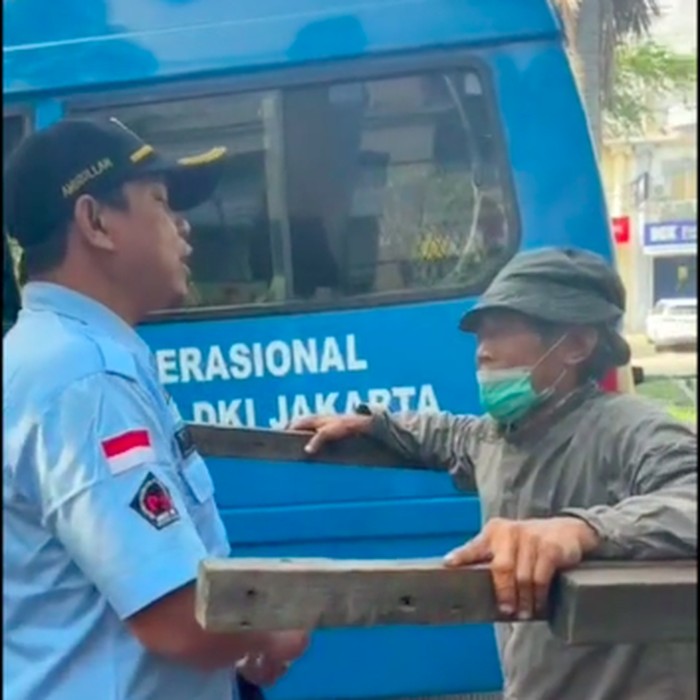 Pria pemulung yang menarik gerobak di Cengkareng, Jakbar diamankan petugas Dinas Sosial Jakbar. Pria itu sempat beberapa kali viral di medsos. (dok Dinsos Jakbar)