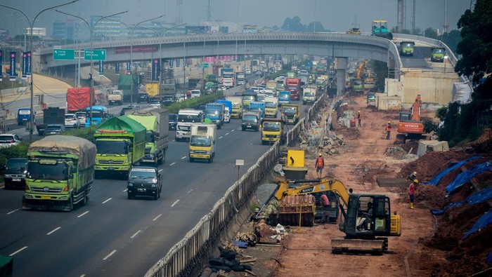 Foto udara kendaraan melintas di dekat proyek pembangunan akses tol langsung KM 25 Jakarta-Merak di Curug, Kabupaten Tangerang, Banten, Kamis (25/9/2025). 
Pembangunan akses tol sepanjang 10 kilometer serta  Gerbang Tol Bitung 3 tersebut progresnya sudah mencapai 80 persen dan ditargetkan selesai akhir tahun 2025 guna mengurangi kemacetan di Jalan Arteri Bitung. ANTARA FOTO/Putra M. Akbar/rwa.