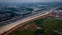 Pembangunan akses tol sepanjang 10 kilometer serta Gerbang Tol Bitung 3 tersebut progresnya sudah mencapai 80 persen dan ditargetkan selesai akhir tahun 2025 guna mengurangi kemacetan di Jalan Arteri Bitung. Foto: ANTARA FOTO/Putra M. Akbar