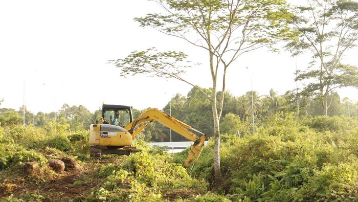 Proses pengerukan yang dilakukan PT Bakauheni Terbanggi Besar Toll