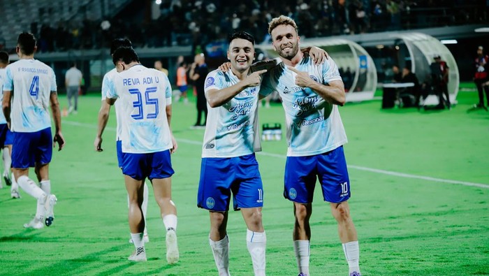 Aksi penggawa PSIM Jogja saat menghadapi Bali United di Stadion Kapten I Wayan Dipta, Bali, Sabtu (20/9/2025).