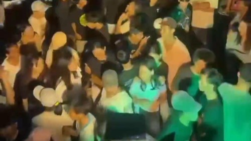 Puluhan pemuda-pemudi di Lingkungan Gapuk, Kelurahan Dasan Agung, Kecamatan Selaparang, Mataram, berjoget diiringi sound horeg viral di medsos. (Tangkapan layar video)