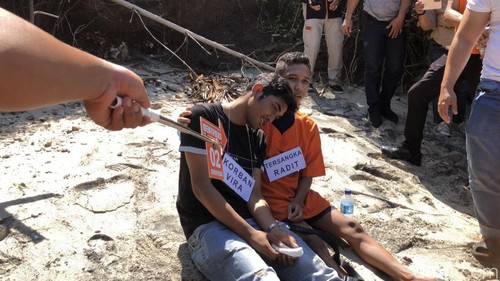 Tersangka Radiet Adiansyah dengan pemeran pengganti peragakan adegan merangkul korban di tepi pantai Nipah 2, Kamis (25/9/2025).