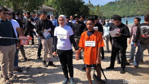 Tersangka Radiet Adiansyah memperagakan adegan pegangan tangan dengan korban yang digantikan pemeran pengganti, Kamis (25/9/2025).