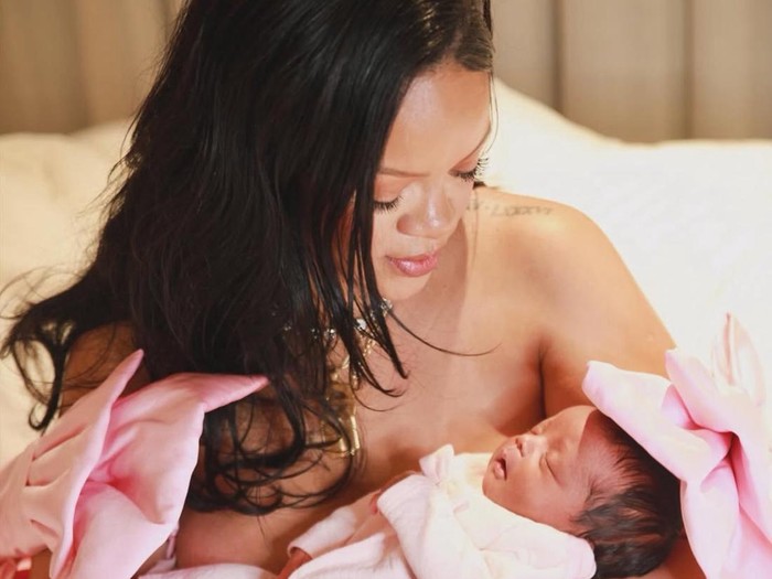Rihanna melahirkan anak ketiganya bersama A$AP Rocky yang berjenis kelamin perempuan, Rocki Irish Mayers.