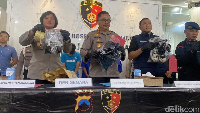 Rilis tersangka AGF dalam kasus pelemparan bom molotov di Mapolda Jateng, Kecamatan Semarang Selatan, Kota Semarang, Kamis (25/9/2025).