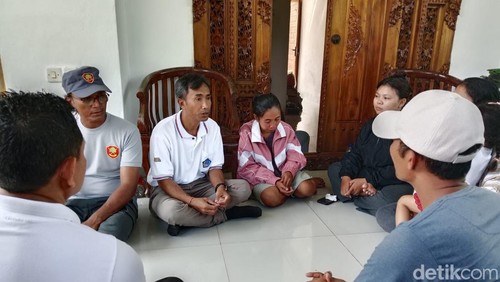 Suasana rumah duka korban diduga bunuh diri jembatan Tukad Bangkung saat Camat Abiansemal dan perangkat desa melayat di Desa Angantaka, Badung, Kamis (25/9/2025).