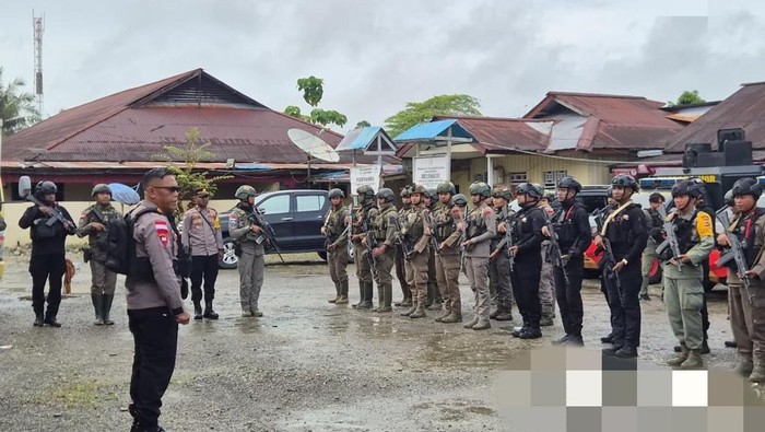 Satgas Ops Damai Cartenz melakukan persiapan untuk mengevakuasi jenazah 5 pendulang emas yang dibunuh KKB di Yahukimo, Papua Pegunungan.