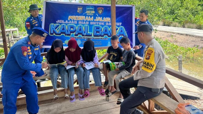 Satpolairud Polres Kepulauan Meranti bawa sembako hingga kapal baca untuk warga pesisir.