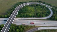 Foto udara dari Simpang Susun Tol Pemalang-Batang di Kabupaten Batang, Jawa Tengah, Kamis (25/9/2025), memperlihatkan kendaraan melintas dengan intensitas yang masih belum padat. Kondisi ini menjadi gambaran nyata tantangan yang dihadapi sektor jalan tol. ANTARA FOTO/Harviyan Perdana Putra