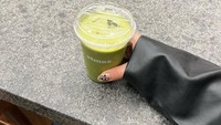Saat Shaloom kulineran di Jakarta, sempat diabadikan beberapa kali. Salah satunya ketika menikmati matcha latte dari kafe bernama Atmos yang gerainya berada di Pondok Indah Mall 2. Foto: Instagram/@sharazaaa