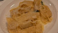 Foto ini menggambarkan momen kulinernya saat di London, Inggris. Shaloom menikmati pasta tortellini yang  disajikan dengan kuah creamy dan keju parmesan. Foto: Instagram/@sharazaaa