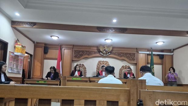 Sidang vonis terdakwa pembunuhan Mang Dar diwarnai kericuhan di PN Gianyar, Kamis (25/9/2025).