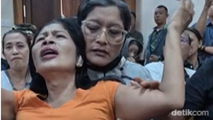 Sidang vonis terdakwa pembunuhan Mang Dar diwarnai kericuhan di PN Gianyar, Kamis (25/9/2025).