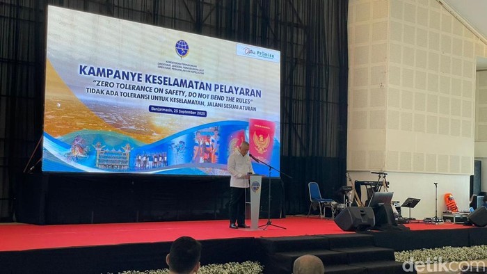 Sosialisasi keselamatan pelayaran oleh Menteri Perhubungan Dudy Purwaghandy di Banjarmasin, Kalimantan Selatan.