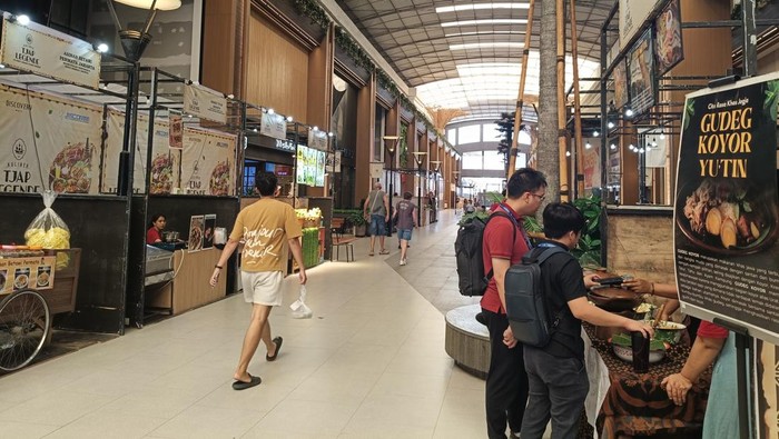 Suasana festival Kuliner Tjap Legende di Discovery Mall Bali, Badung, Kamis (25/9/2025). (Ni Made Lastri Karsiani Putri/detikBali)