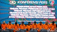 Para pelaku ditampilkan saat konferensi pers di Mabes Polri, Jakarta, Kamis (25/9/2025). Bareskrim Polri membongkar sindikat pembobol rekening dormant pada bank BUMN di Jawa Barat dengan menangkap sembilan tersangka.