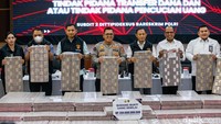 Dari pengungkapan kasus, aparat menyita uang ratusan miliar, 22 ponsel, perangkat komputer, serta barang bukti digital lainnya.