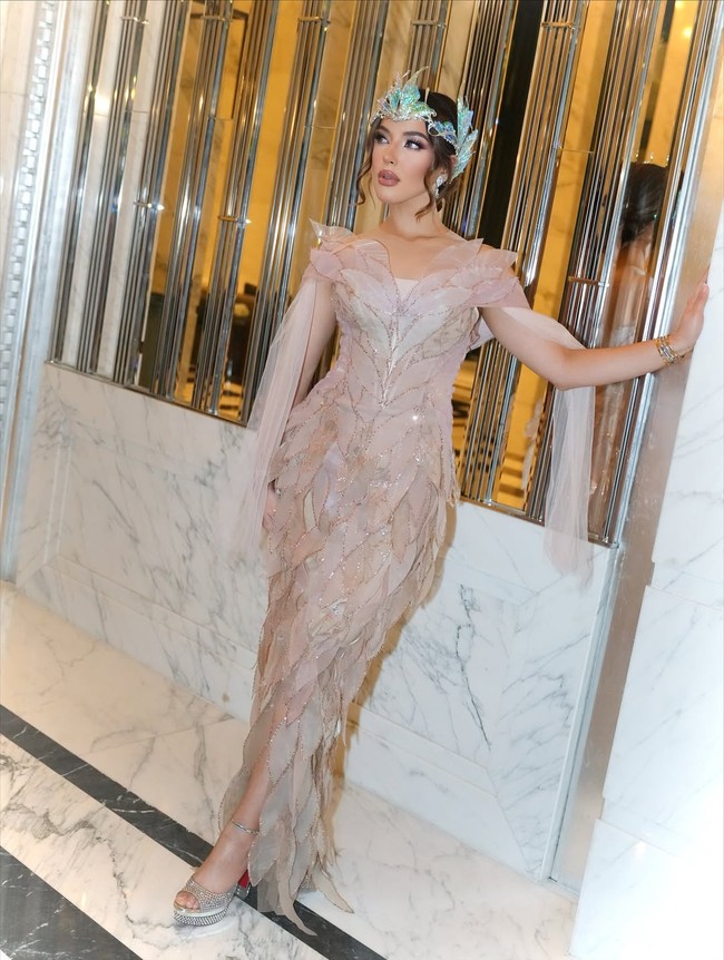 Tasya Farasya tampil mempesona dalam perayaan ulang tahun ke-4 brand kosmetiknya, Mother of Pearl (MOP Beauty), yang digelar di MGP Space, SCBD Park, Jakarta Selatan, Kamis (24/9/2025). Foto: Instagram Tasya Farasya